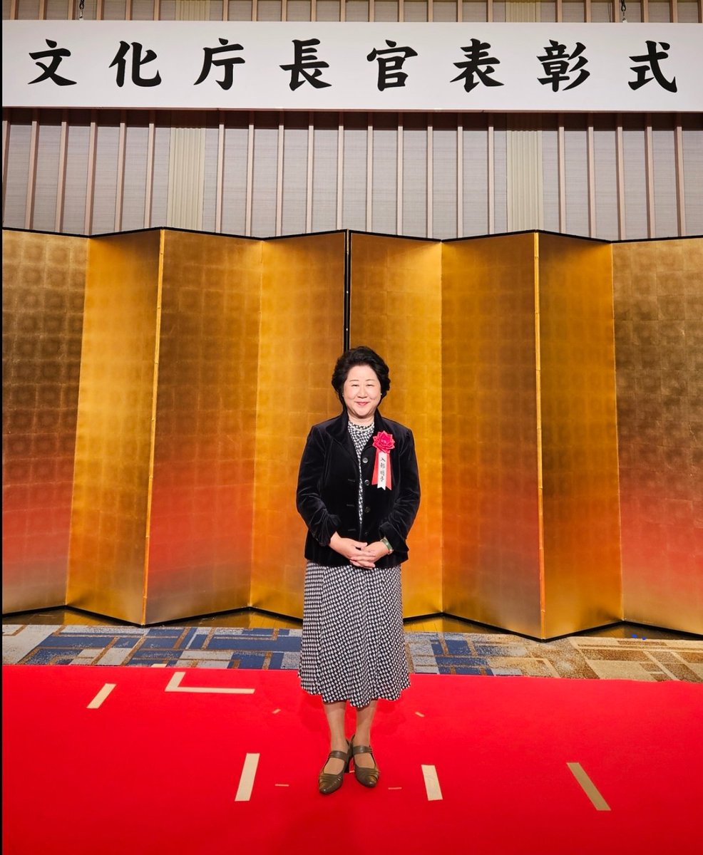 stonezaurus's tweet photo. 言語教育学の研究を始めて35年が経ちました。裁判員に必要な国語力について講演をすることも多く、実社会でどのような国語力が必要かを一貫して研究してきました。いただいた表彰状がこれまでの35年の研究を思い出させてくれました。文化庁長官表彰に心から感謝します💐#文化庁長官表彰 https://t.co/u2xLpIlCQj