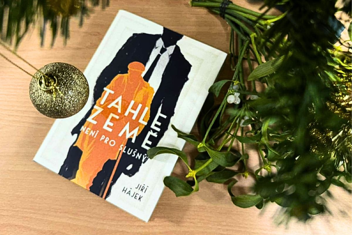 Poslední kniha, která vychází v tomto roce? TAHLE ZEMĚ NENÍ PRO SLUŠNÝ autora Jiřího Hájka. Vztahovou novelu rozehrávající hru plnou bonmotů, doteků poezie, cynických poznámek a vzpomínek na léta minulá pořídíte na našich stránkách za 187 Kč.
epocha.cz/kniha/jiri-haj…