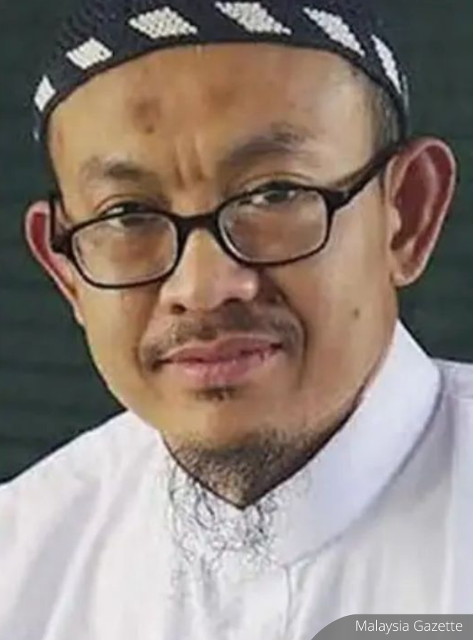 NewsBFM's tweet photo. The US has handed over two Malaysians, Mohamad Farik and Mohammed Nazir, from Guantanamo Bay after 18 years, both of whom pleaded guilty to conspiracy in the 2002 Bali bombings.

The government accepted the duo's return on human rights grounds and in support of universal justice.

📷: Malaysia Gazette

🧵1