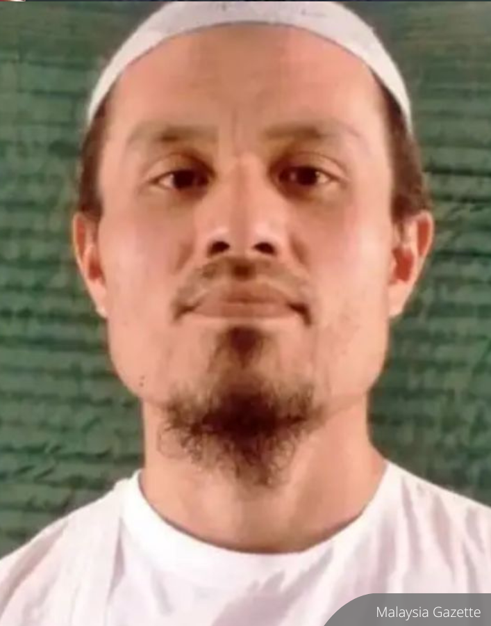 NewsBFM's tweet photo. The US has handed over two Malaysians, Mohamad Farik and Mohammed Nazir, from Guantanamo Bay after 18 years, both of whom pleaded guilty to conspiracy in the 2002 Bali bombings.

The government accepted the duo's return on human rights grounds and in support of universal justice.

📷: Malaysia Gazette

🧵1