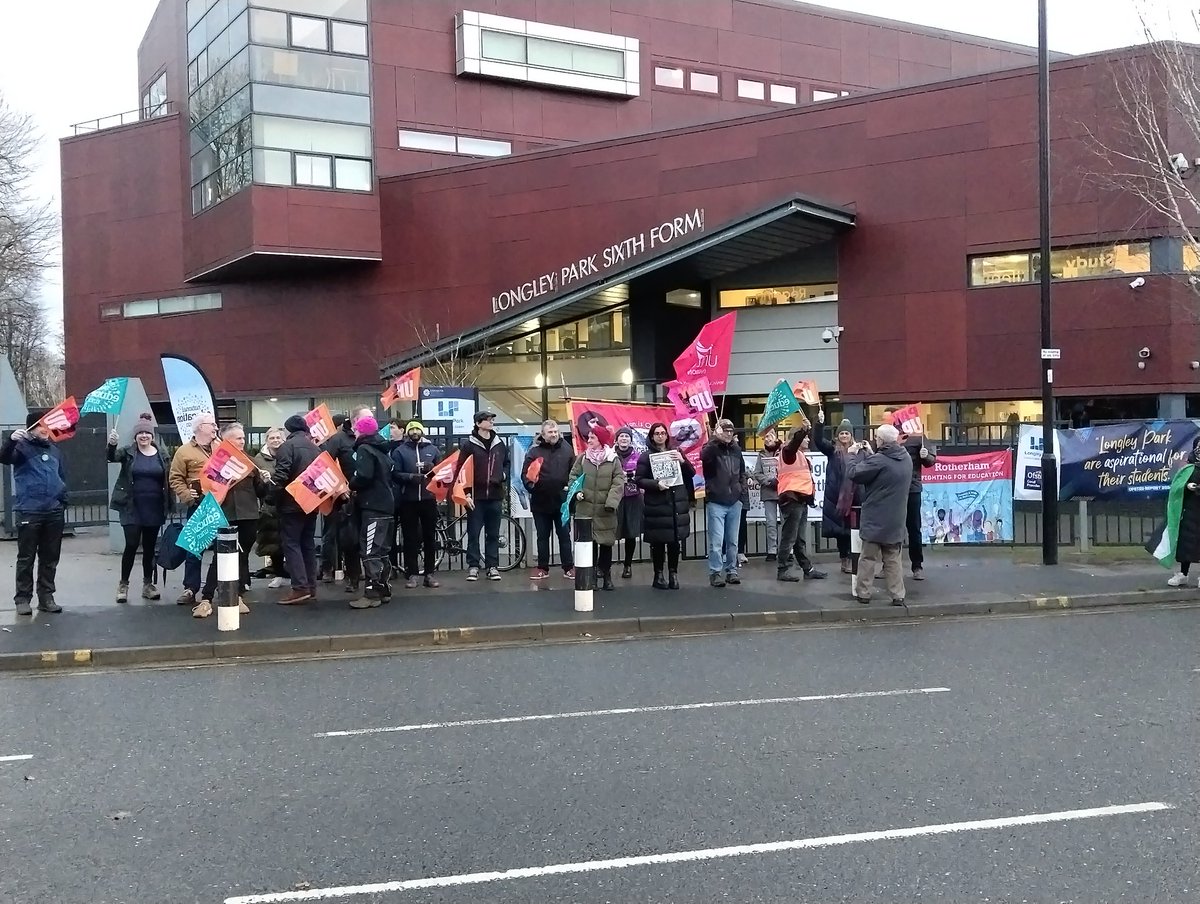 NEUYorksHumber's tweet photo. #NEU members on strike today at Longley Park Sixth Form College #Sheffield to #DefendDuncan from victimisation by his employer. Solidarity Duncan! https://t.co/3GFNcMGVFm