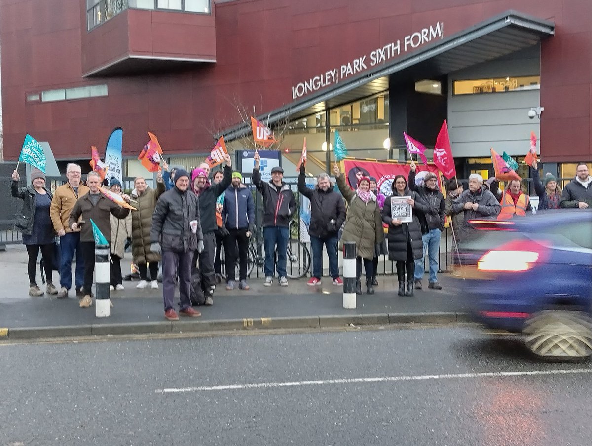 NEUYorksHumber's tweet photo. #NEU members on strike today at Longley Park Sixth Form College #Sheffield to #DefendDuncan from victimisation by his employer. Solidarity Duncan! https://t.co/3GFNcMGVFm