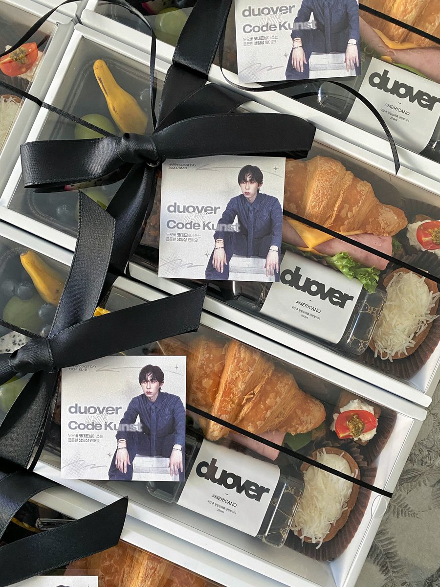 _cksupport's tweet photo. 🎂
𝟮𝟬𝟮𝟰 𝗛𝗔𝗣𝗣𝗬 𝗖𝗢𝗗𝗘 𝗞𝗨𝗡𝗦𝗧 𝗗𝗔𝗬

코쿤 님의 생일을 축하하는 마음을 담아,

코대표님의 2025년을 함께 만들어 주실
‘duover’ 식구 분들을 위한
케이터링 박스를 전달했습니다🍱

#코드쿤스트 #CODEKUNST https://t.co/QC0B2uMNJQ