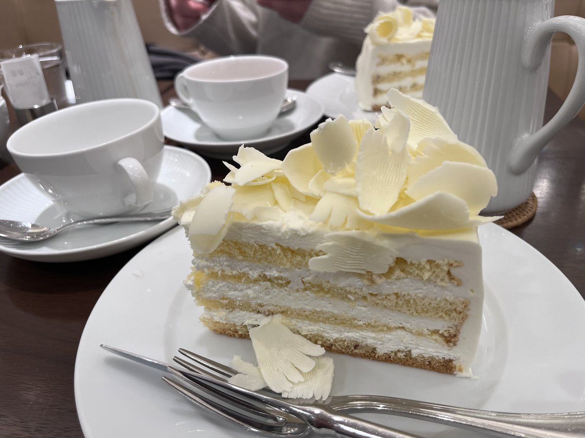 こんばんは🥰
ケーキ食べてきたよ‼️

ホワイトチョコケーキ、めっちゃ美味しかった😭

ハーブスのケーキ大好き❤

リアル画像❤️‍🔥❤️‍🔥