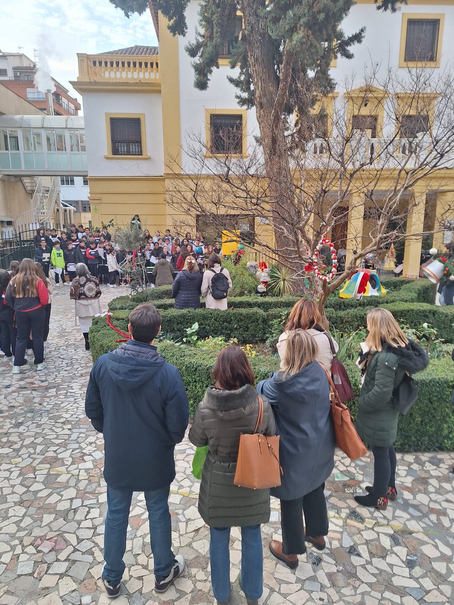 AsuncionGranada's tweet photo. Nuestros alumnos celebran la Navidad recibiendo a las familias con los villancicos propios de estas fechas. Que se note que Jesús es el motivo de las Fiestas que se aproximan https://t.co/Jf3qBBGRQ4