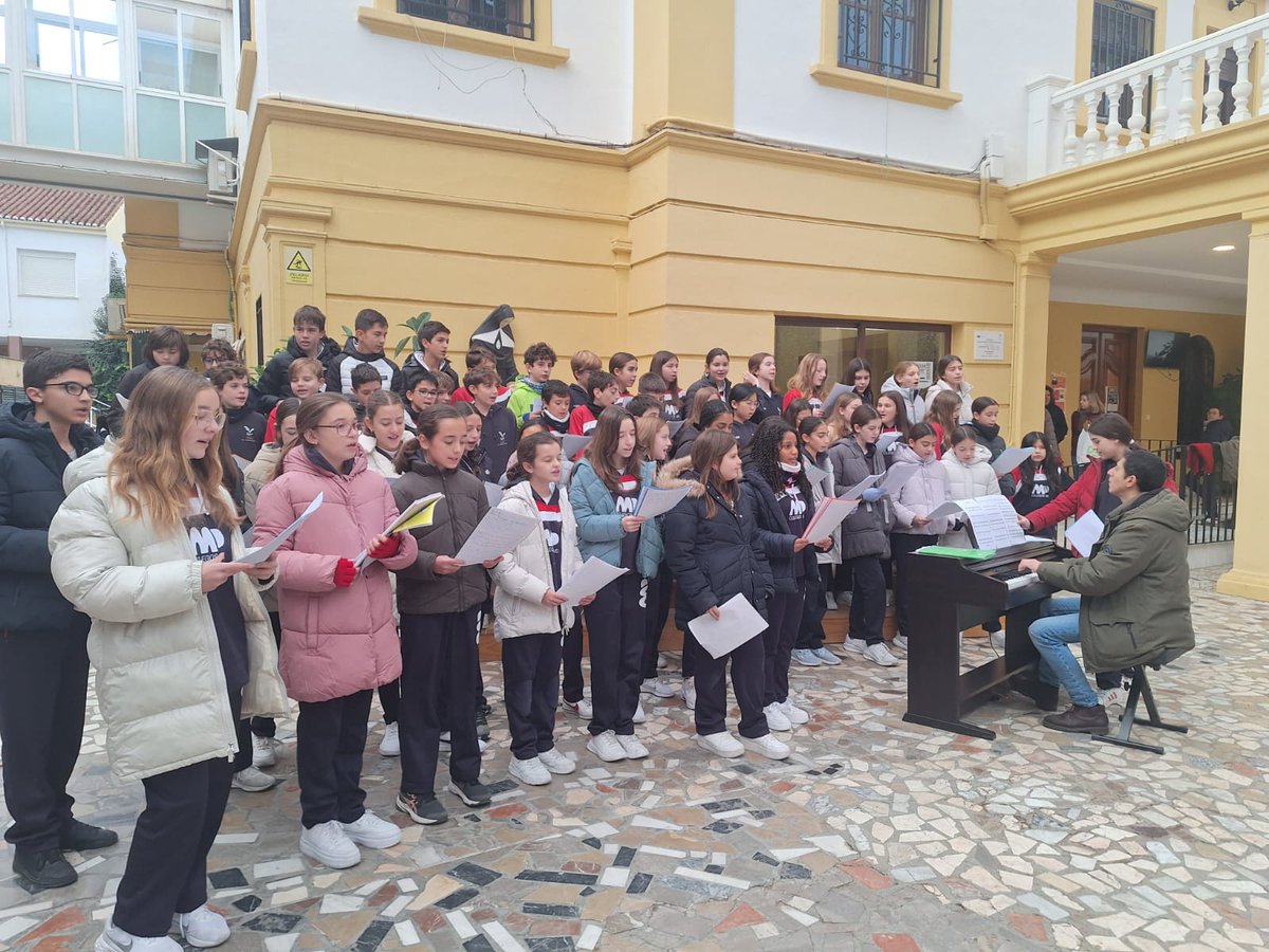 AsuncionGranada's tweet photo. Nuestros alumnos celebran la Navidad recibiendo a las familias con los villancicos propios de estas fechas. Que se note que Jesús es el motivo de las Fiestas que se aproximan https://t.co/Jf3qBBGRQ4