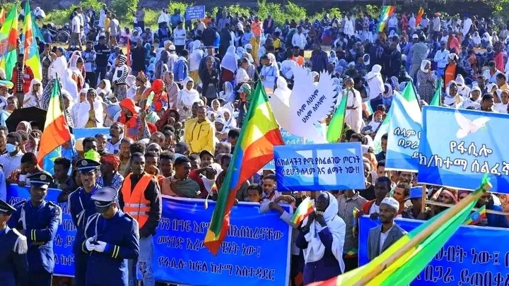 bella_milan10's tweet photo. Slogans heard during the public rally held today in all districts and cities of the Amhara region included:
#Oppressing and killing innocent people in the name of violence is an attack on Ethiopian identity.
#We will support the government’s actions aimed at fostering peace. https://t.co/wyeNzMihbN