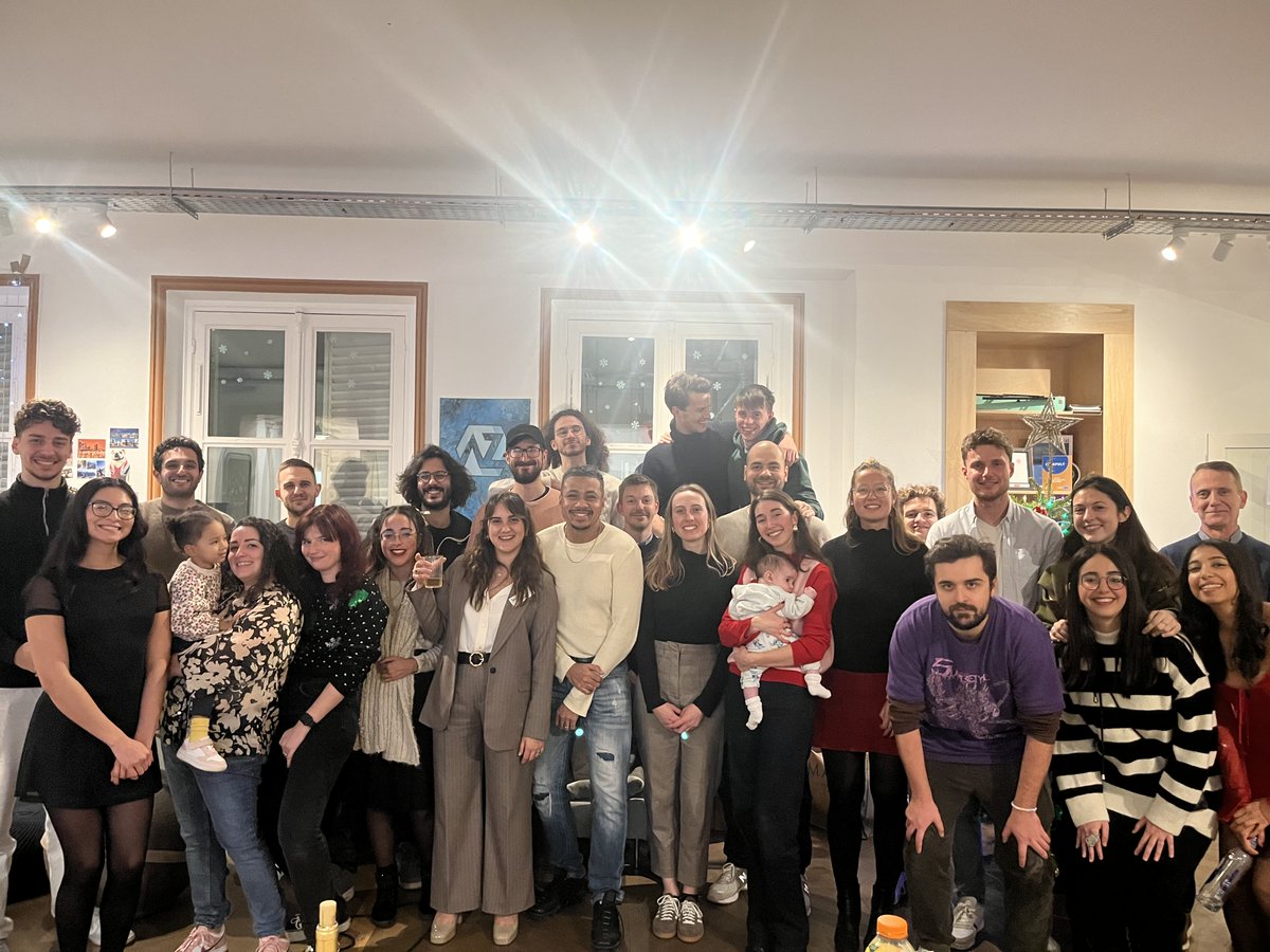 cloegattoni's tweet photo. #Christmas Santa party at @AZmed_AI🎄🎅🏼🎁 https://t.co/SeC2fZbfCo