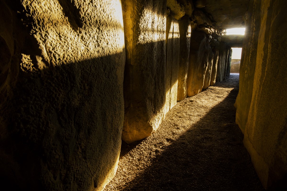 IrishEmbVilnius's tweet photo. Do not miss #TheWinterSolstice on 21 December!

At #Newgrange, a 5,000-year-old Passage Tomb &amp;  🇮🇪 #UNESCO heritage site, light floods the chamber at sunrise ☀️

Watch livestream of this magnificent illumination from 08.40 UTC ➡️https://t.co/be2YexjnCu https://t.co/YHL2EJ9hvZ