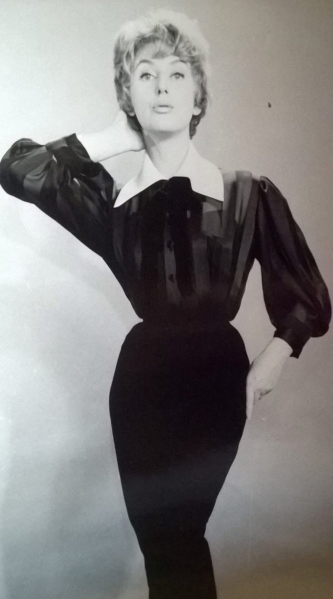 c’était mieux avant ? souvenir de la mama qui ayant travaillé avec entres autres @MylèneDemongeot dans sa jeunesse constate qu’elle était plutôt jolie elle aussi 🥰
#souvenirdubonvieuxtemps #lamama 💝😘