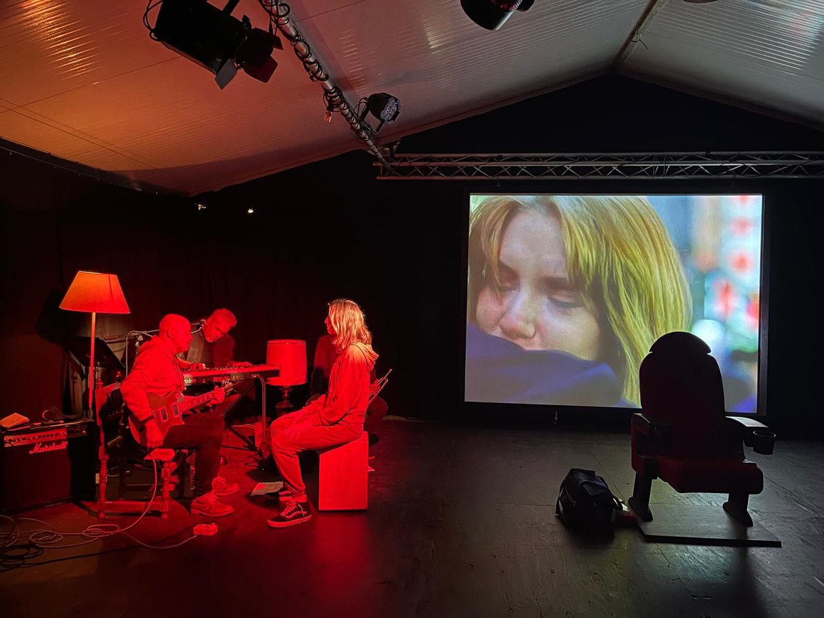 "A mi, el sofriment em duu a la foscor d'una sala de cinema. Aquesta foscor em salva. La putada és que quan s'encenen els llums de la sala s'encén també la realitat".
"CINESTÈSIA"
📅 Del 20 al 22 de desembre
📍 Carpa del Teatre del Mar
🎟️ Info i entrades: buff.ly/49IgYLH