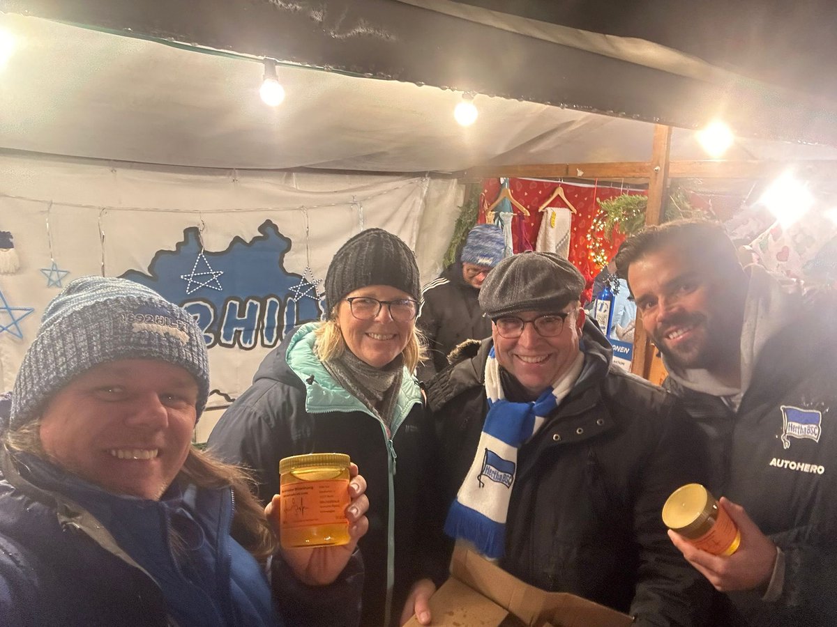 Rückblicke noch vom Weihnachtsmarkt. Dort haben wir von den Herthanern Silke und Holger eine Kiste mit Marienfelder Honig für unsere ehrenamtlichen Geschenk bekommen! Vielen, vielen Dank 

Folgt uns auf Insta, Facebook oder Bluesky. Wir verlassen X Ende Dezember.