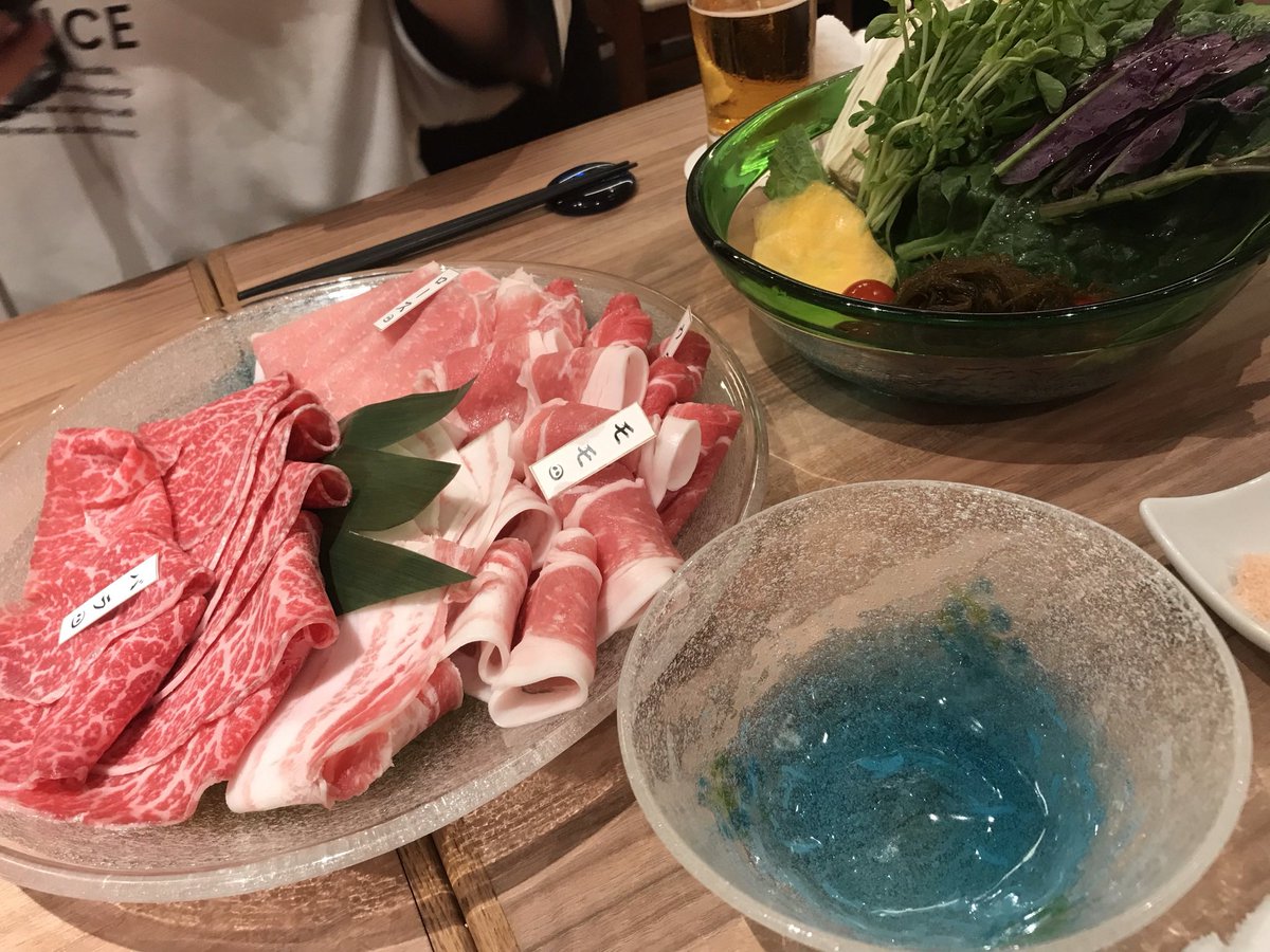 minato_Pce's tweet photo. 沖縄の野菜食べたい　　　　　　　　　
聞いたこともない野菜ばっかで美味しい。

肉もかなり美���しい😋　　　　　　　　　　
2年連続で同じ店行ったなぁ。　　　

ただ、2年前沖縄の芋を口にしたら
口の上の皮膚が捲れ���傷して　　　　　　　　
去年みんな火傷するから
その芋は改善されていた。　　　　

因みに超人以外は怪我なく食べれない
芋は「タイモ」