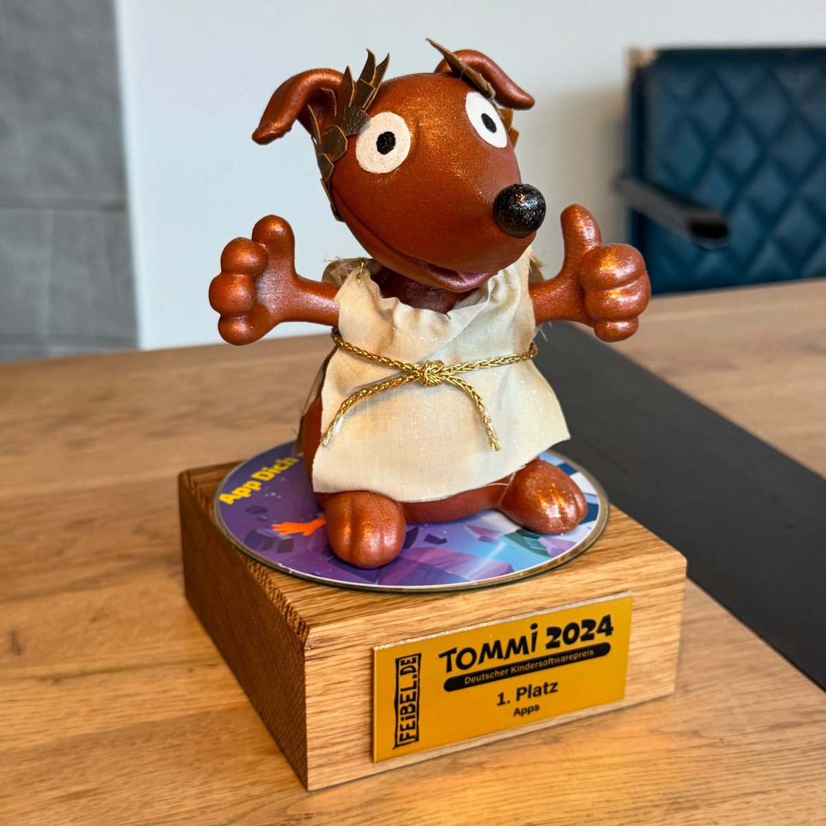 Endlich ein Bürohund! 😍🙏 
Dieser kleine Racker ist uns zugelaufen, wohl um den 1. Platz in der Kategorie Apps beim Kindersoftwarepreis TOMMI 2024 zu überbringen. EMYO freut sich sehr… über den charmanten Büro-Kollegen, einige Medienberichte und viele neue App-Downloads❤️📲