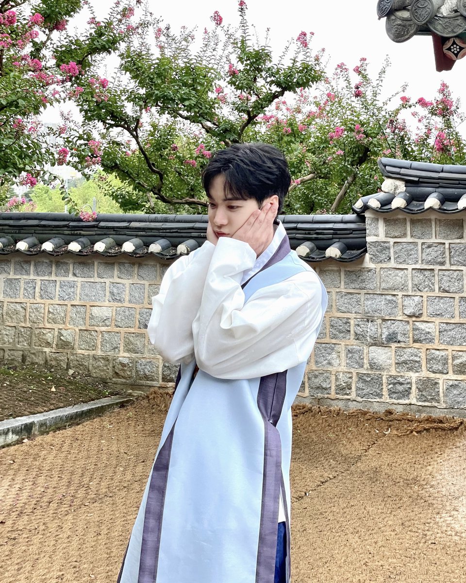 [#PHOTO]
강릉이 퍼컬인 종현이 등장✨

강릉 종현이로 가득한 ‘힐링웨이브’‼
우리 &amp;U들의 힐링이랄까💛

#힐링웨이브
#KimJonghyeon #김종현