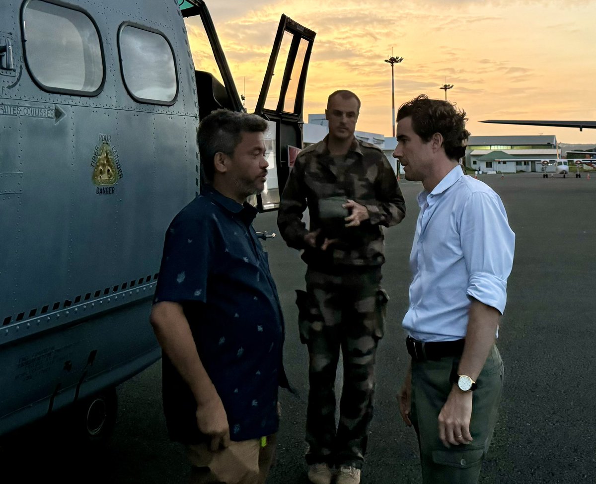 🇫🇷🇻🇺 #Earthquake At his request, with the chopper, we flew back to Port-Vila the Deputy Prime Minister and Minister of Foreign Affairs of Vanuatu, Matai Seremaiah, who was stranded on the island of Santo, 300km to the north. Debriefing on the tarmac and damage report at the