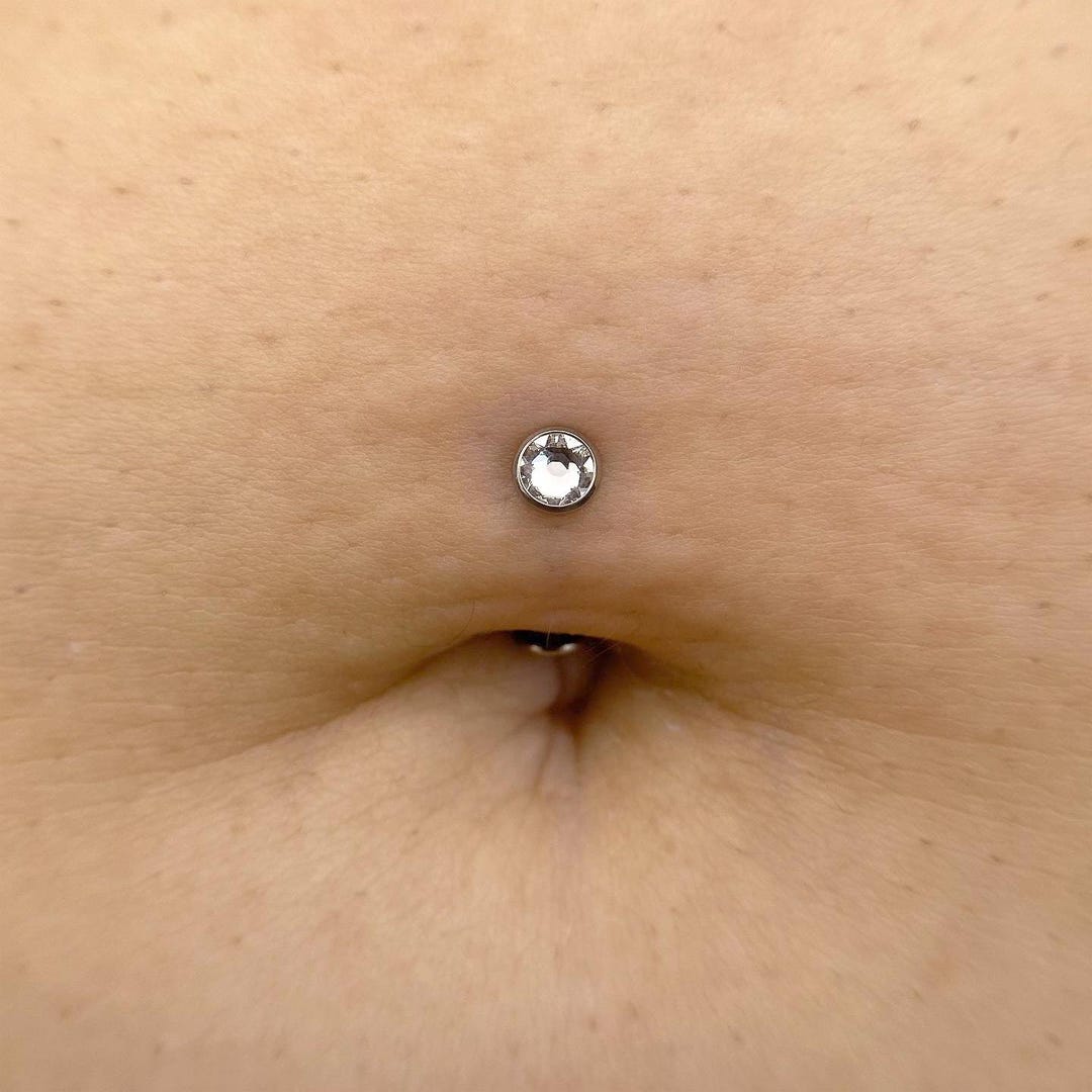 sofizetapiercer's tweet photo. @yojulianalvarez @dovahplate En realidad la joya debe ser la adecuada para tu anatomía ☝️🤓  Por ejemplo los "floating navel" o los navel flotantes son una buena opción segura y cómoda para ombligos más redonditos, consúltalo con tu piercer! https://t.co/xovcCIVuXv