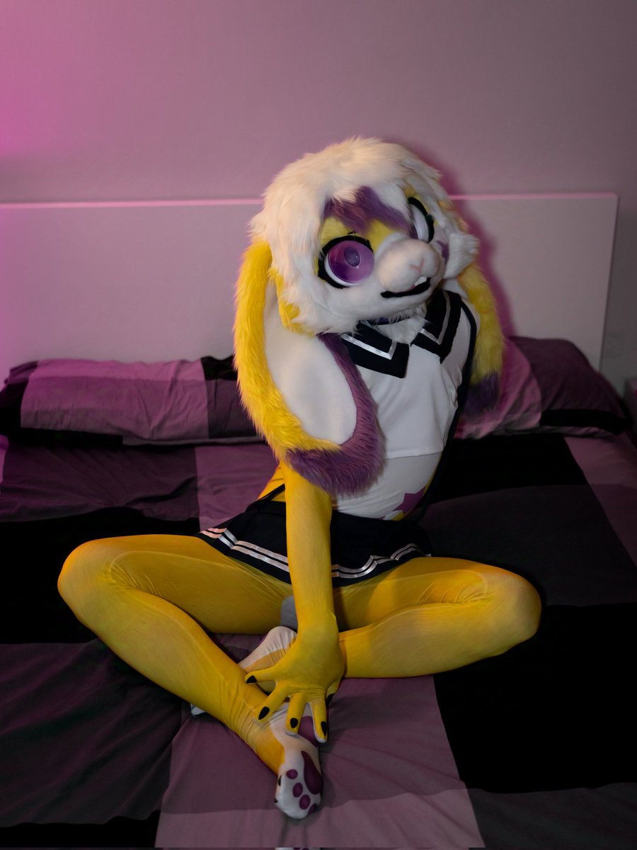 Xeno_uwu's tweet image. When the service is impeccable and the look even more so! 🧹✨ Who said chores can't have style? >:3
In the end, my boyfriend 🦊 made me do something else... Ops~ 💜
I have two more beautiful photos left to share 📷 @_Simo_Fox