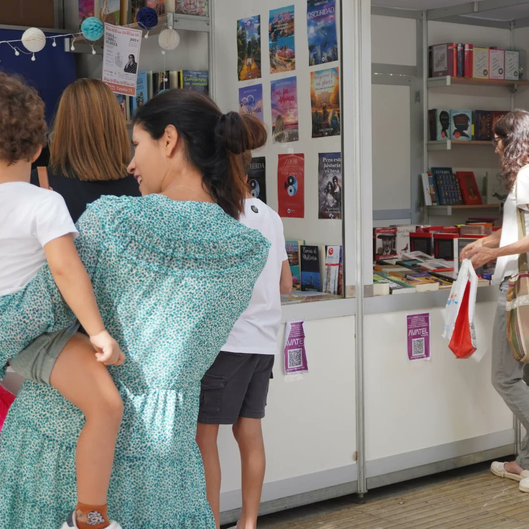Niños descubriendo mundos nuevos en cada página, parejas compartiendo historias y abuelos regalando auténticos tesoros literarios. La magia de los libros estuvo en el aire, uniendo generaciones y corazones. 

#laferiabonica #flmurcia #flmurcia24