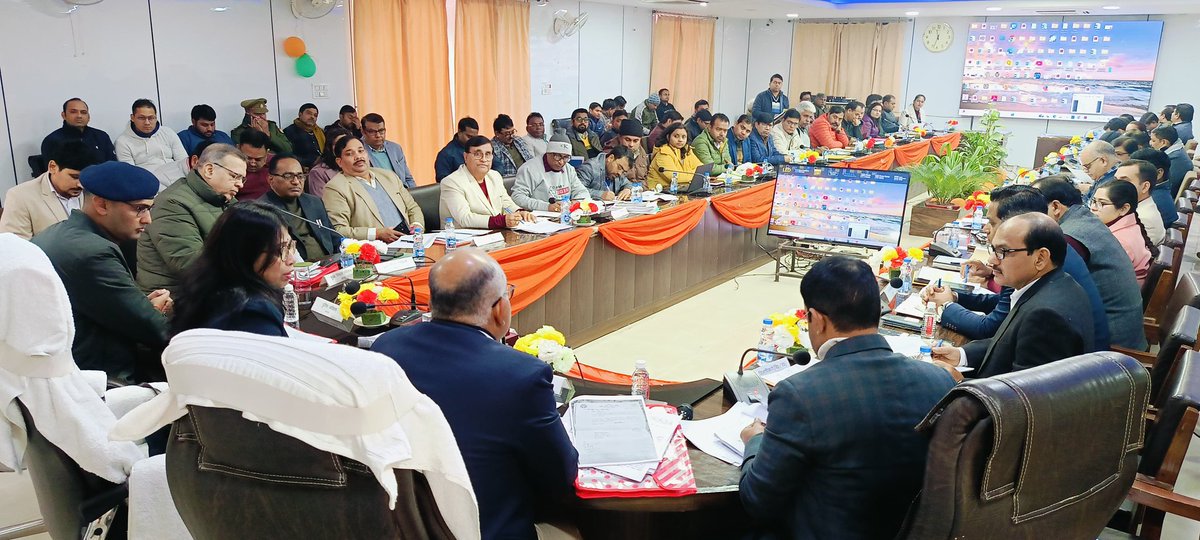 श्रीमती <a href="/SanyuktaSam1/">Sanyukta Samaddar</a>  आयुक्त NCR नई दिल्ली/नोडल अधिकारी ने आज कलेक्ट्रेट सभागार में शासन के विकास प्राथमिकता वाले कार्यक्रमों की समीक्षा बैठक कर  संबंधित अधिकारियों को आवश्यक निर्देश दिए।