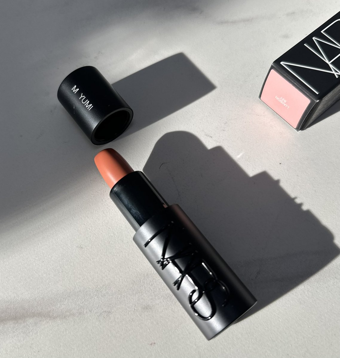 maruyumi's tweet photo. 塗るだけで垢抜けるNARSのブラウンリップ。

💄高級感があって上品なサテンリップ
綺麗なお姉さん感出る…！！
柔らかくて軽やかなのに、にじみにくくて感動した。

刻印もできるからギフトにもオススメ
チェックしてみてね🎁 #PR https://t.co/GFRSsjwonk