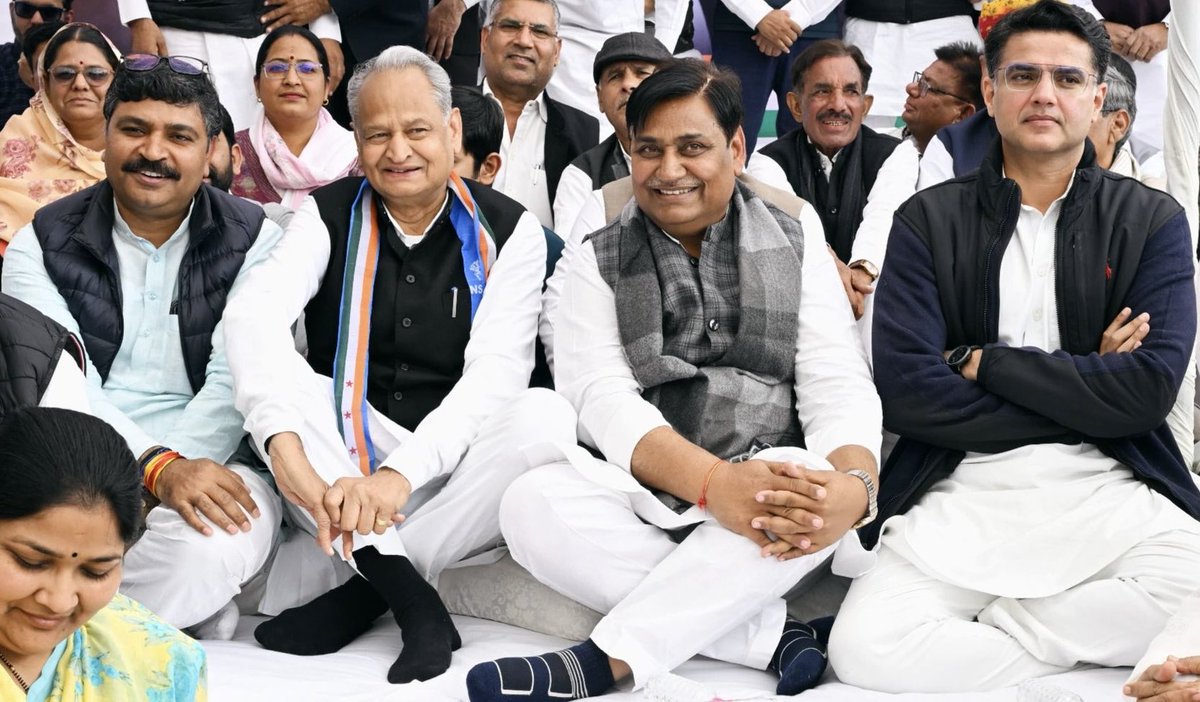 तस्वीर आज कांग्रेस के खेमे से जयपुर में हुए प्रदर्शन से आईं है....