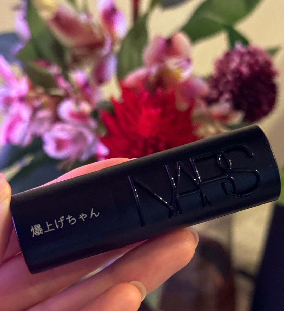 QOLbakuage_chan's tweet photo. NARSの刻印サービス、世界に1つだけのリップが爆誕してﾃﾝｼｮﾝ爆上がり〰︎ .ᐟ.ᐟ
私がつけてるはエクスプリシット リップスティック803💄
こっくり深みのある"ティーブラウン"カラーがｵｼｬﾚでお気に入りなの❣️
刻印って特別感たっぷりなので、友達や恋人、自分へのギフトに最高ですｯ.ᐟ
#PR https://t.co/W0lU0ef7n3