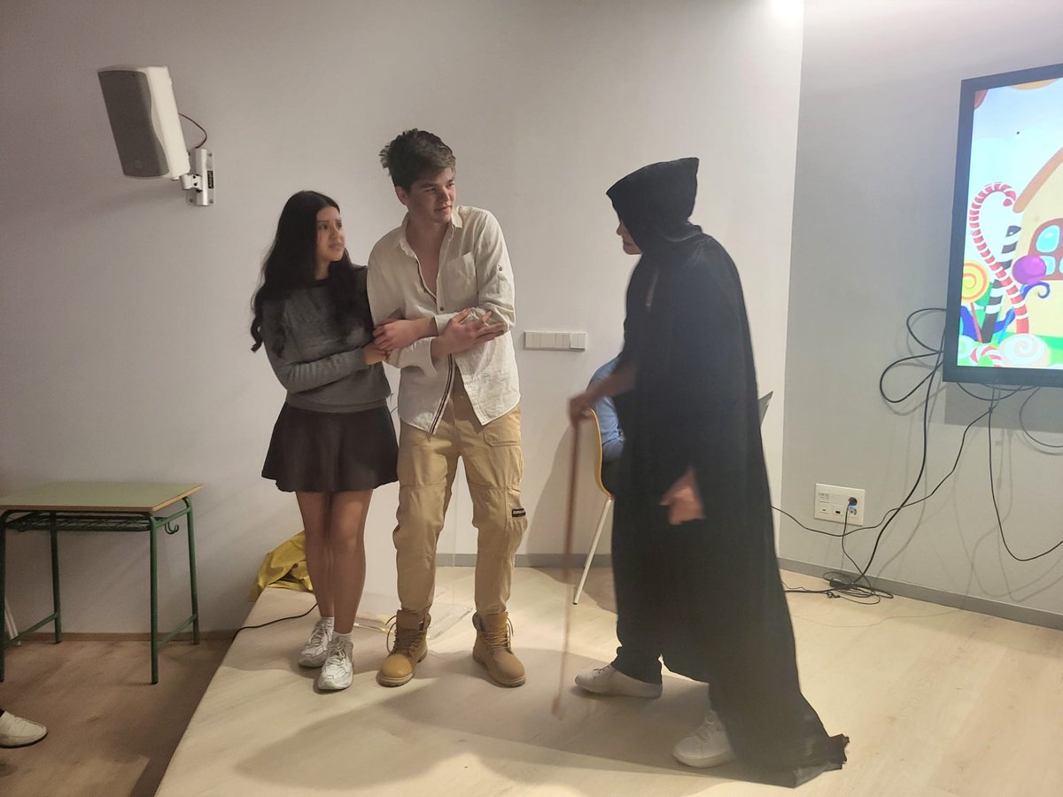 sanjosevalde's tweet photo. 👉Los alumnos de #4ESO han representado para #1EP y #2EP 4 obras de #teatro🎭 en #Inglés🇬🇧 :"Little Red Riding Hood", "Goldylocks and the three bears", "Hansel and Gretel" y " Jack and the beanstalk".
#SanJosé #Since1878 #colegiosHHCC #EducaciónVicenciana #colegiosconalma https://t.co/wqfTHMVXap