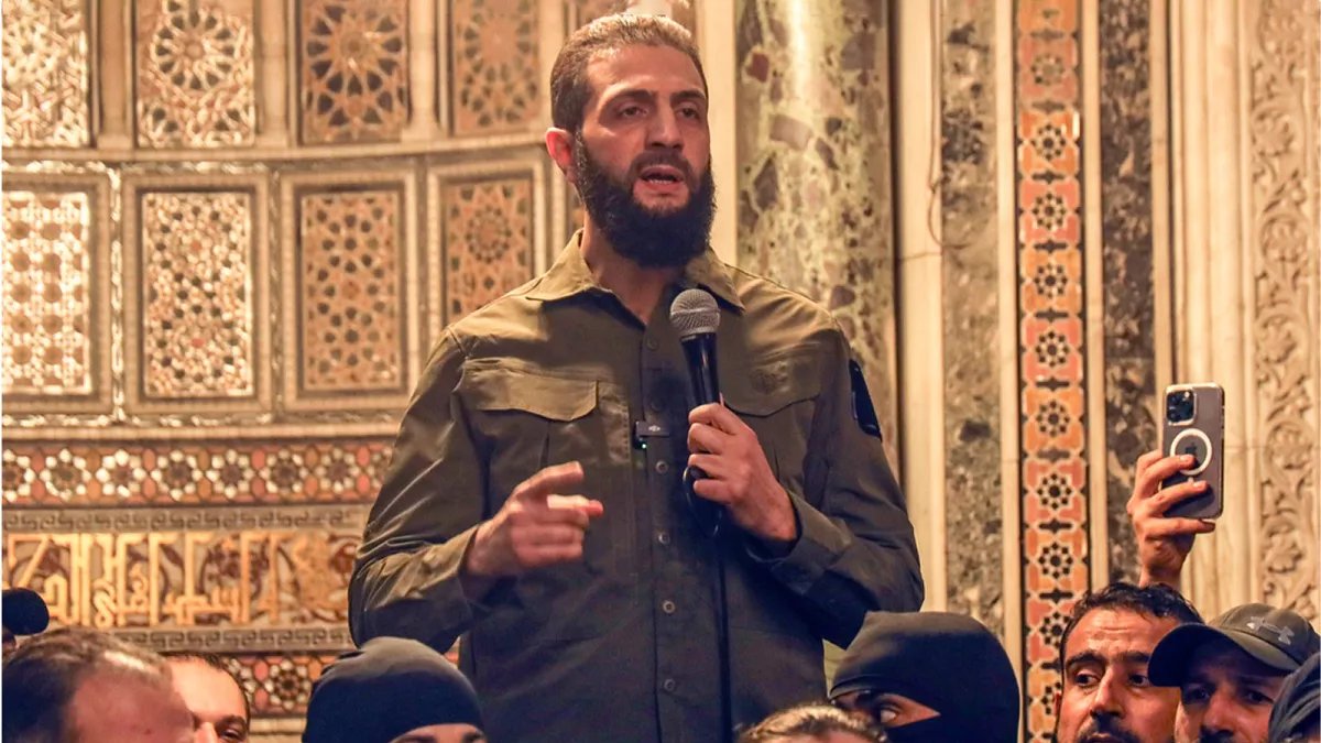 📍 HTŞ Lideri Muhammed Colani:

"Türk halkı, Suriyelilerin kalbinde önemli bir yere sahip. Suriyeliler birçok ülkeye sığındı ama onları en çok kucaklayan Türkiye oldu.

Yeni Suriye devletinin inşasında Türkiye'nin birçok önceliği var. Bu zafer yalnızca Suriye halkının değil Türk