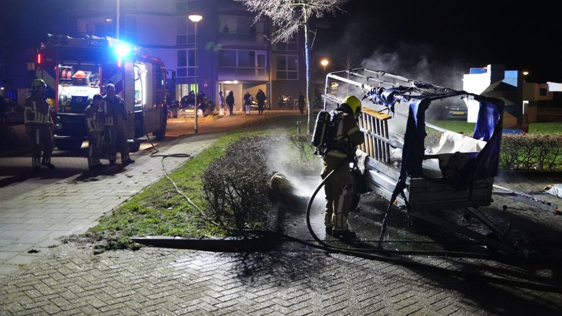 Aanhangwagen verbrand door vuurwerk