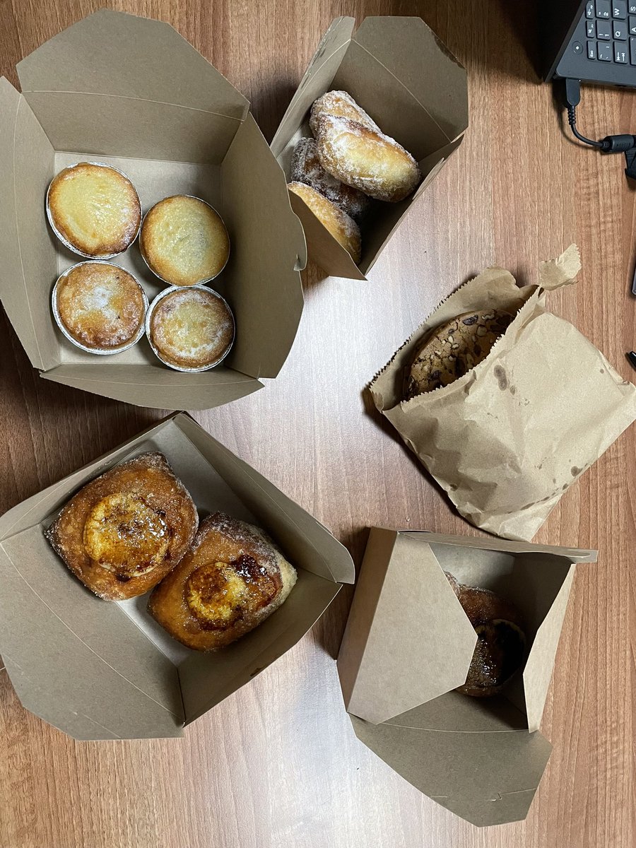 missoHT's tweet image. We had a special delivery today from @ushersbakehouse - oh my goodness!!!!! @Jo_Jo_Will - finally I have got one!!!!