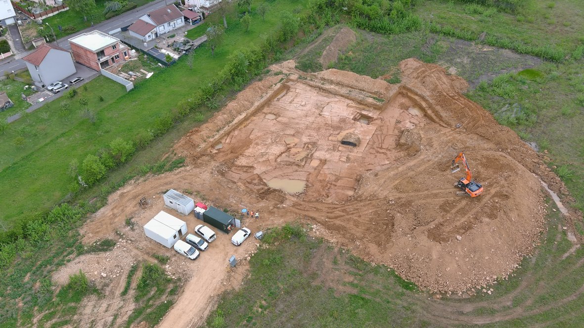 Inrap's tweet photo. [Retour en images 📸] Découverte d’un site du Paléolithique moyen à Fameck (Moselle)

Revivre la fouille 👉https://t.co/EiqJ55plnP
@Inrap_ActuGE https://t.co/4g0PQj6Ht0