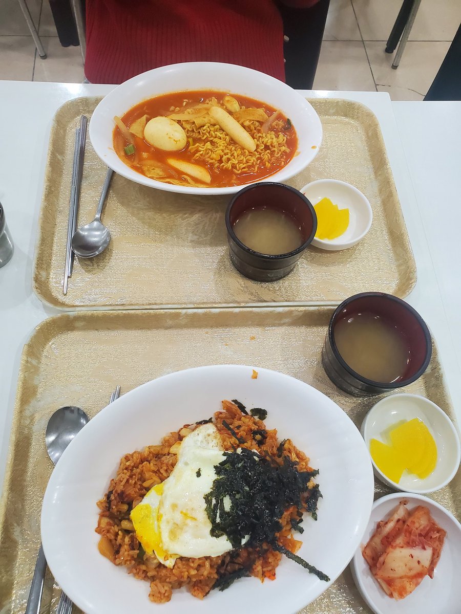 mommysan1's tweet photo. 土曜に行った東大門総合市場！
1階の布屋さんでヌビポーチ4,000ウォンでゲットしてから、大好きなワッペン屋さんで気に入ったものを考え無しに17,000ウォン分購入👛
それからいつもの食堂行ってご飯😋🍴💕(この日は随分空いてた)
➕ https://t.co/1XPAp4VRJF