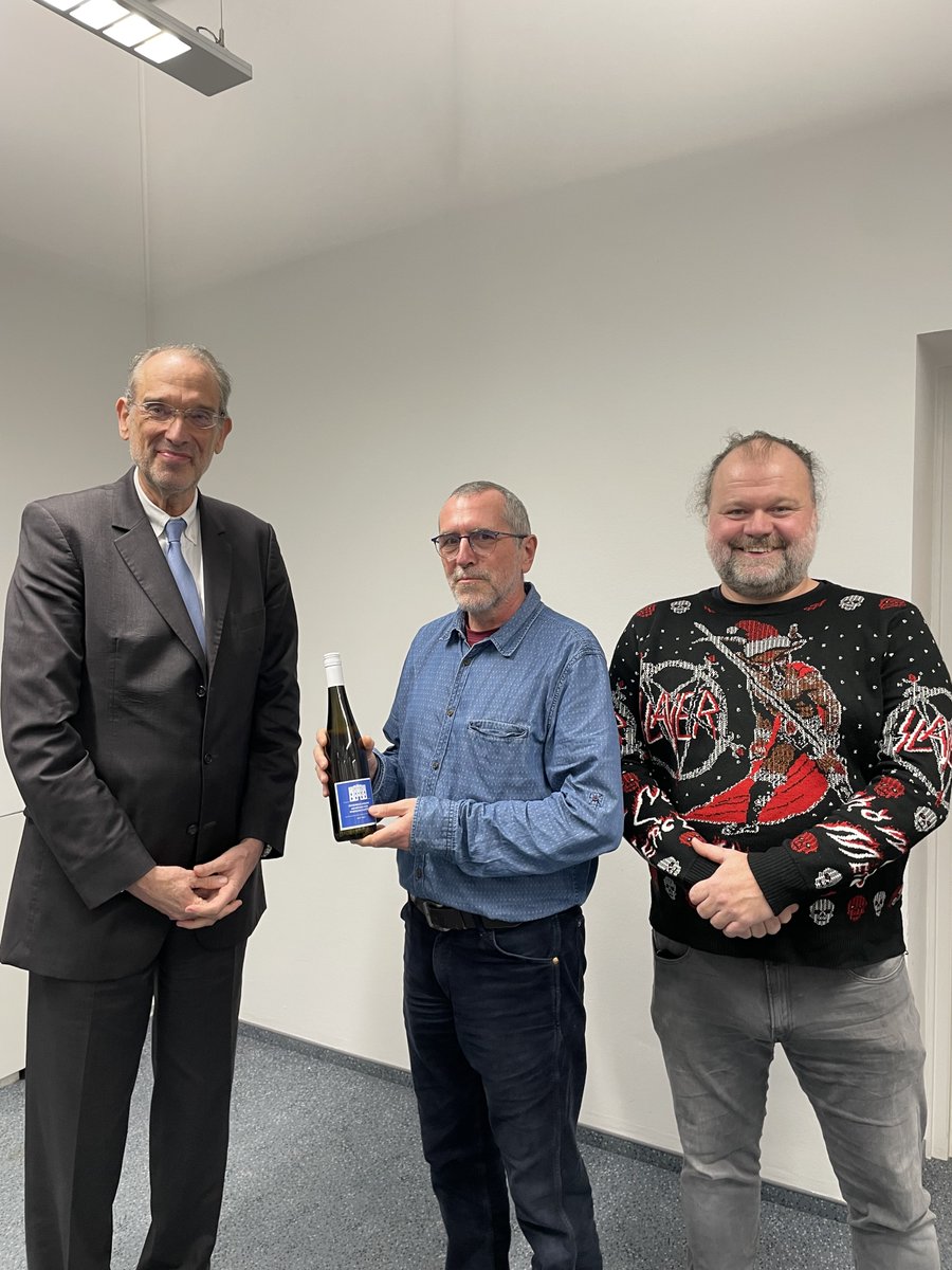Schallforschung ÖAW (@ari_oeaw) on Twitter photo Today, we celebrate Anton Noll, head of the software team and cornerstone of the Acoustics Research Institute since 1982. <a href="/oeaw/">Austrian Academy of Sciences</a> - President Heinz Faßmann and ARI-Director Peter Balazs say thanks for 42 years of dedication, innovation, and excellence 🎉🙌 Today, we celebrate Anton Noll, head of the software team and cornerstone of the Acoustics Research Institute since 1982. <a href="/oeaw/">Austrian Academy of Sciences</a> - President Heinz Faßmann and ARI-Director Peter Balazs say thanks for 42 years of dedication, innovation, and excellence 🎉🙌