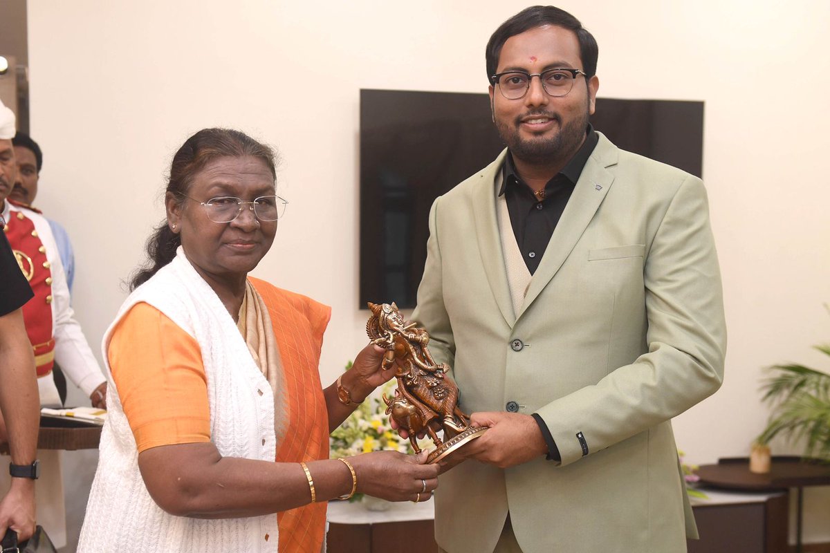 Amrita Vishwa Vidyapeetham (@amritaedu) on Twitter photo Hon. President <a href="/rashtrapatibhvn/">President of India</a>, Smt. Droupadi Murmu Ji, graciously received a Krishna idol from M. S. Vijayendra, Director of #Amrita’s Amaravati Campus, as a token of affection from Amrita Vishwa Vidyapeetham. Hon. President conveyed her pranams to <a href="/Amritanandamayi/">Mata Amritanandamayi</a>. Hon. President <a href="/rashtrapatibhvn/">President of India</a>, Smt. Droupadi Murmu Ji, graciously received a Krishna idol from M. S. Vijayendra, Director of #Amrita’s Amaravati Campus, as a token of affection from Amrita Vishwa Vidyapeetham. Hon. President conveyed her pranams to <a href="/Amritanandamayi/">Mata Amritanandamayi</a>.