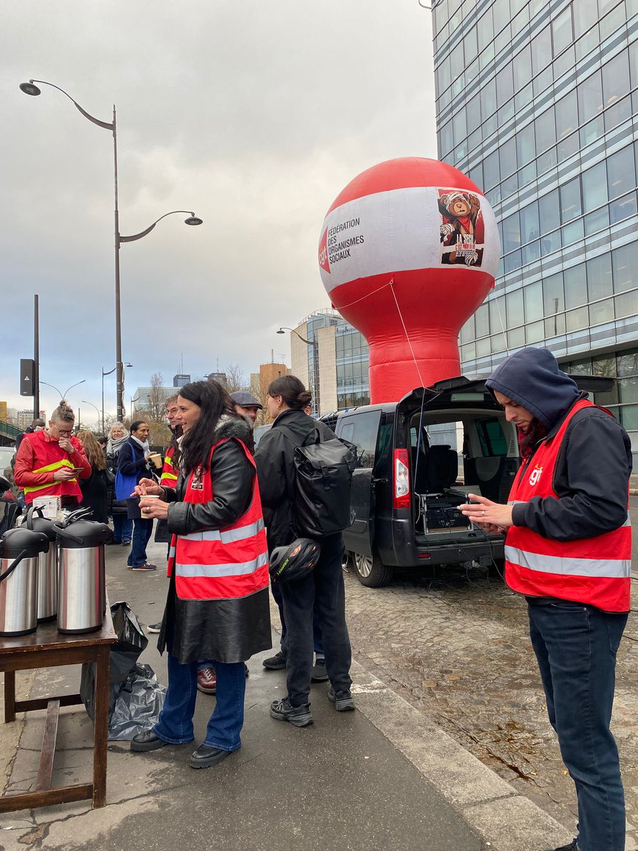 FnposCGT's tweet photo. Rassemblement en cours devant la CNAM contre la disparition du service médical ! https://t.co/dwggfps7uu