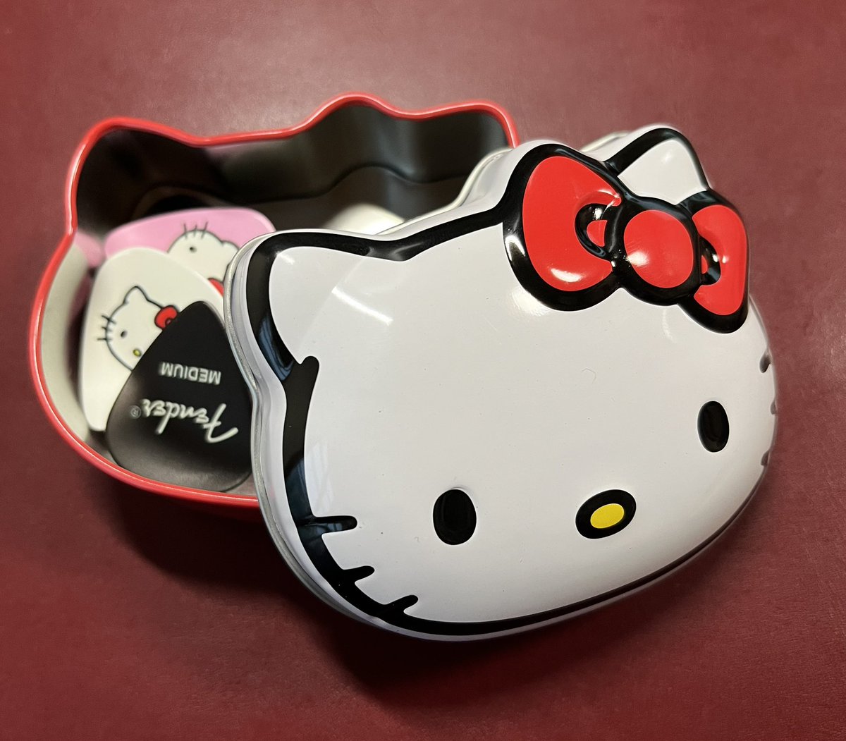 office_kataya's tweet photo. 届いた デコっとしててめっちゃかわいい
#FenderHelloKitty https://t.co/c277TZxtI8