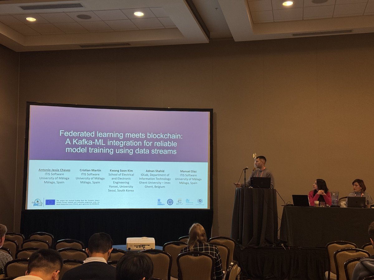 itis_uma's tweet image. 🗣️Nuestro compañero @chaves_research participó en la #IEEEBigData hablando sobre integración blockchain en Kafka-ML para mejorar trazabilidad y transparencia en entrenamientos federados, identificando y recompensando a los participantes.