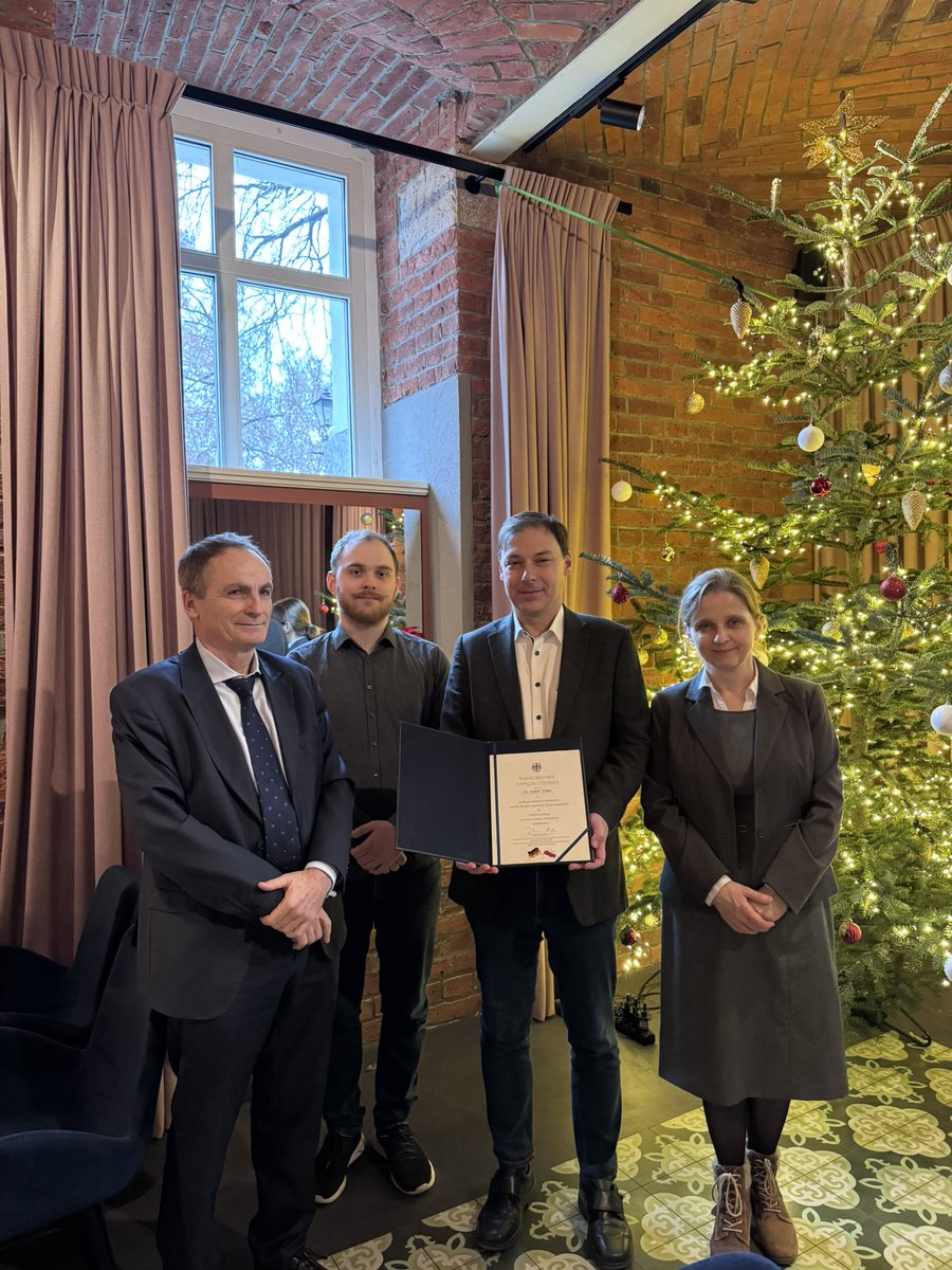 Fundacja Krzyżowa (@krzyzowa) on Twitter photo Z dumą informujemy, <a href="/Kons_Niem_Wro/">Martin Kremer</a> wręczył wczoraj, w imieniu Dietmara Nietana, Koordynatora Rządu Niemieckiego ds. Polsko-Niemieckiej Współpracy Międzyspołecznej i Transgranicznej, dyplom uznania dr. hab. Robertowi Żurkowi za jego wybitne zasługi w budowaniu relacji 🇵🇱-🇩🇪 Z dumą informujemy, <a href="/Kons_Niem_Wro/">Martin Kremer</a> wręczył wczoraj, w imieniu Dietmara Nietana, Koordynatora Rządu Niemieckiego ds. Polsko-Niemieckiej Współpracy Międzyspołecznej i Transgranicznej, dyplom uznania dr. hab. Robertowi Żurkowi za jego wybitne zasługi w budowaniu relacji 🇵🇱-🇩🇪