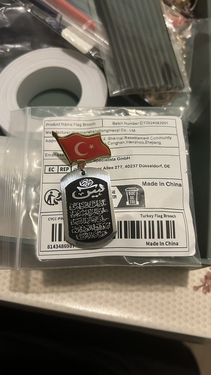 Babamın (73) dün temudan aldığı ürünler geldi. Türk bayrağı ve ayetel kürsi almış