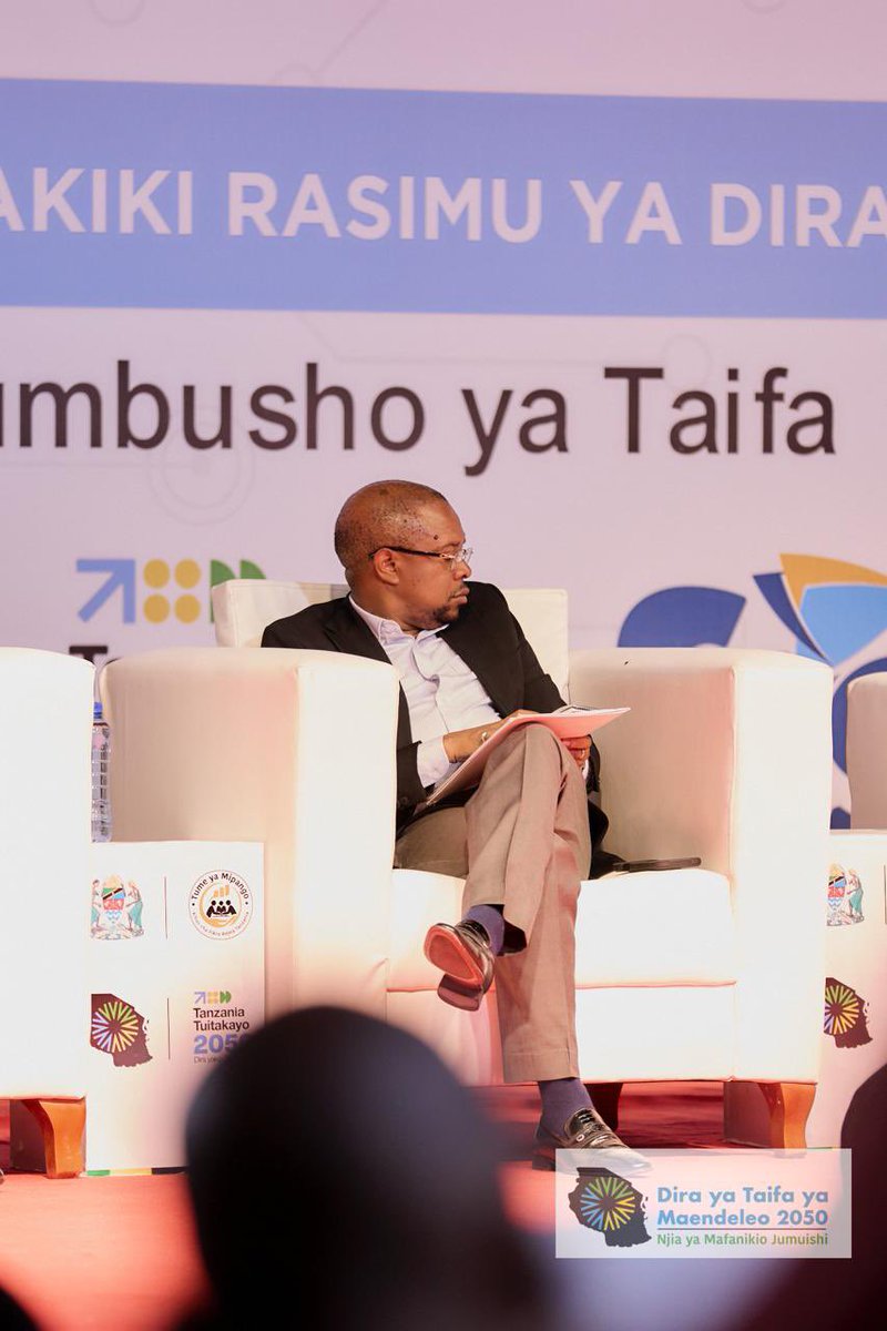 Nimepata wasaa kushiriki Kongamano la Vijana Kuhakiki rasimu ya Dira ya Maendeleo ya Taifa. 
Maoni yangu yalijikita kuboresha rasimu ioneshe mikakati ya kutengeneza ajira kwa vijana kwenye nishati mbadala, kuwajengea uwezo vijana kwenye ujuzi wa kijani. 
Mjadala umefaana sana!