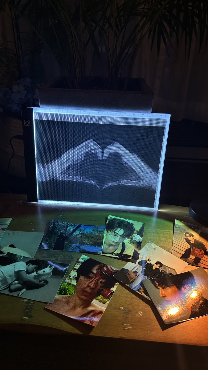 14일의 마지막 카페! 천장지구가 마감일이라 부랴부랴 가서 혼자 음료 주문하고~ 하다가 트친분들도 만나곻 (새 트친도 생겼더요!) 정말 만나는 분들마다 왜이리 미소녀야... 카페 분위기가 제일 예뻤던 것 같아요 곳곳에 메기 흔적까지 🫶🏻

#구교환과_영수증의_天長地久
#교환의_영화는_계속되니까_컷