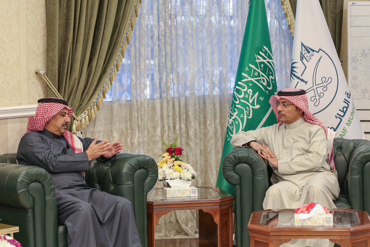 tc_gov's tweet photo. بتنظيم من فرع وزارة الرياضة بالطائف 
#أمين_الطائف المهندس عبدالله الزايدي يسحب قرعة دوري #أمانة_الطائف لكرة القدم بحضور مدير فرع وزارة الرياضة بالطائف وبمشاركة 16 فريق من وكالات وإدارات العموم والبلديات المرتبطة بالأمانة، وتأتي هذه البطولة ضمن برامج الأمانة للمشاركة المجتمعية وتعزيز الثقافة الرياضية
