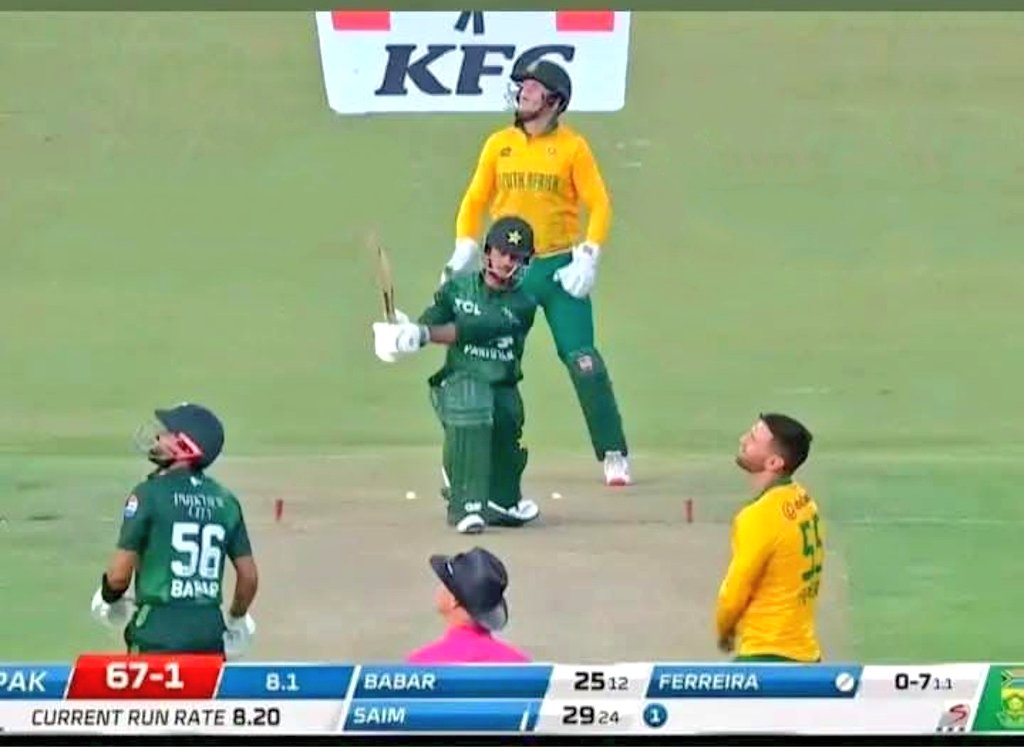 XeeshanQayyum's tweet image. Everybody looking at Ball except @SaimAyub7 
#SaimAyub #SAvPAK #NoLook