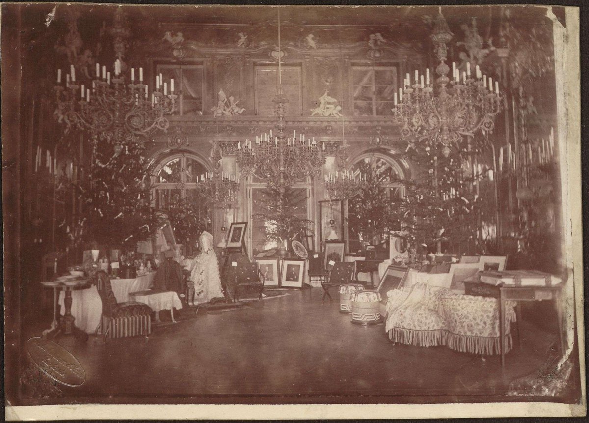 Wir wünschen Ihnen einen schönen 4. #Advent! Nun ist bald #Weihnachten. Auf unserem #Foto aus dem Bestand des #Generallandesarchivs #Karlsruhe sehen Sie den Schlosssaal mit #Geschenken für Großherzog Friedrich I. und Großherzogin Luise ca. 1880.

➡️ landesarchiv-bw.de/plink/?f=4-919…