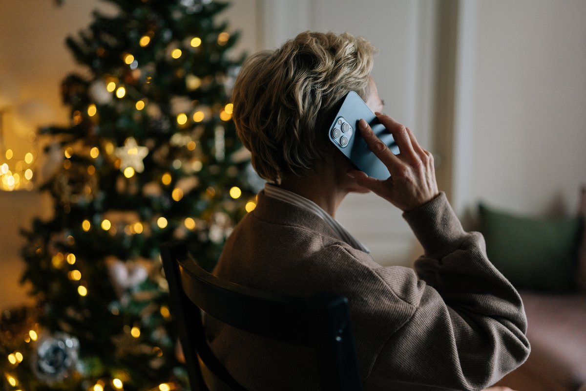 RoyalOsteoSoc's tweet photo. For many, our helpline is a lifeline, offering guidance, hope, and answers.   

Your donation can help us continue being there when people need it most.

🎄 Donate today https://t.co/uAf0jhJk8p   

#ChristmasAppeal #HelplineSupport #OsteoporosisCare #NoMoreBrokenBones https://t.co/0JCFInVdaO