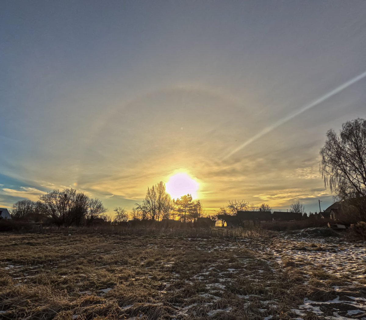 LatvianNature's tweet photo. 18.decembra rīta Rūjienā bija novērojama saules halo.
#halo #saule #sun #debesis #sky #decembris #daba https://t.co/UjKy6nSVkd