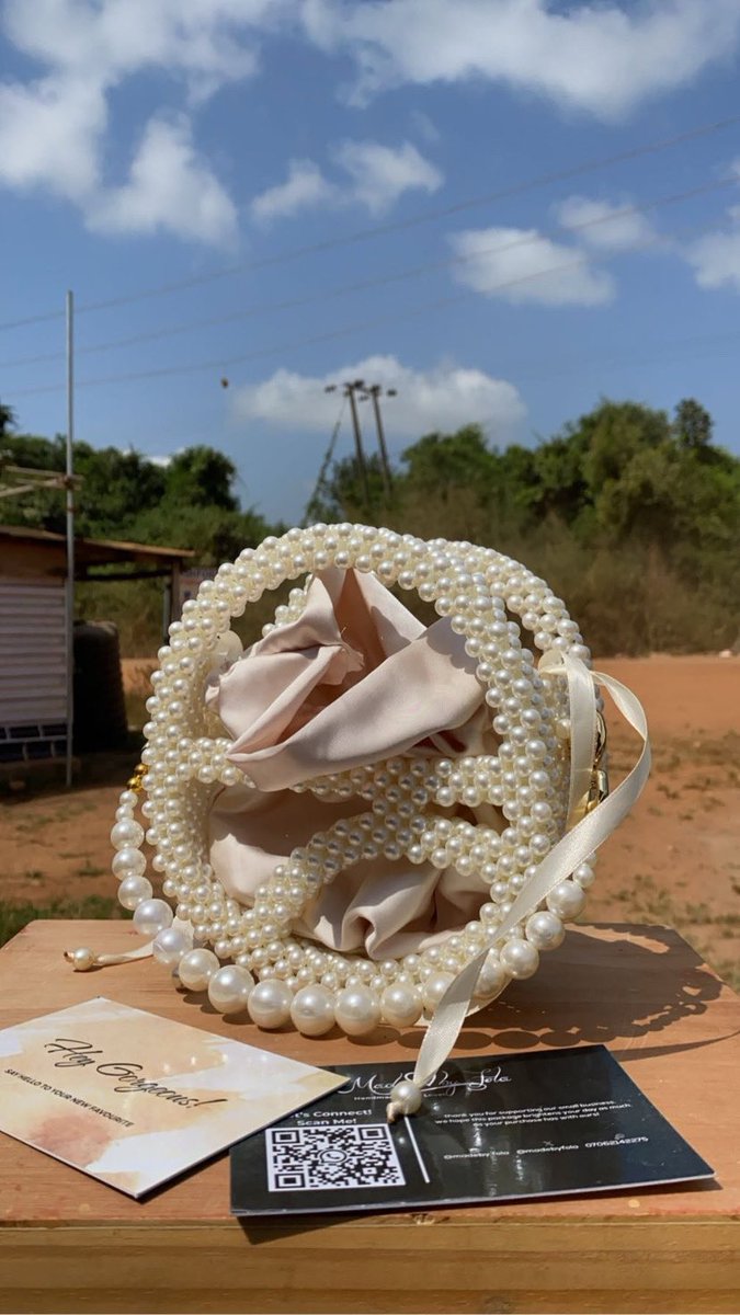 madebyfola's tweet photo. This Christmas, give the gift of handmade elegance. 🎄 🎁 Beaded bags are perfect for adding a personal touch to your presents. 

Price: N20,000

Location: Abeokuta, Ogun state
Delivery: Nationwide  🚚 📦 https://t.co/Uy77XzmlX0