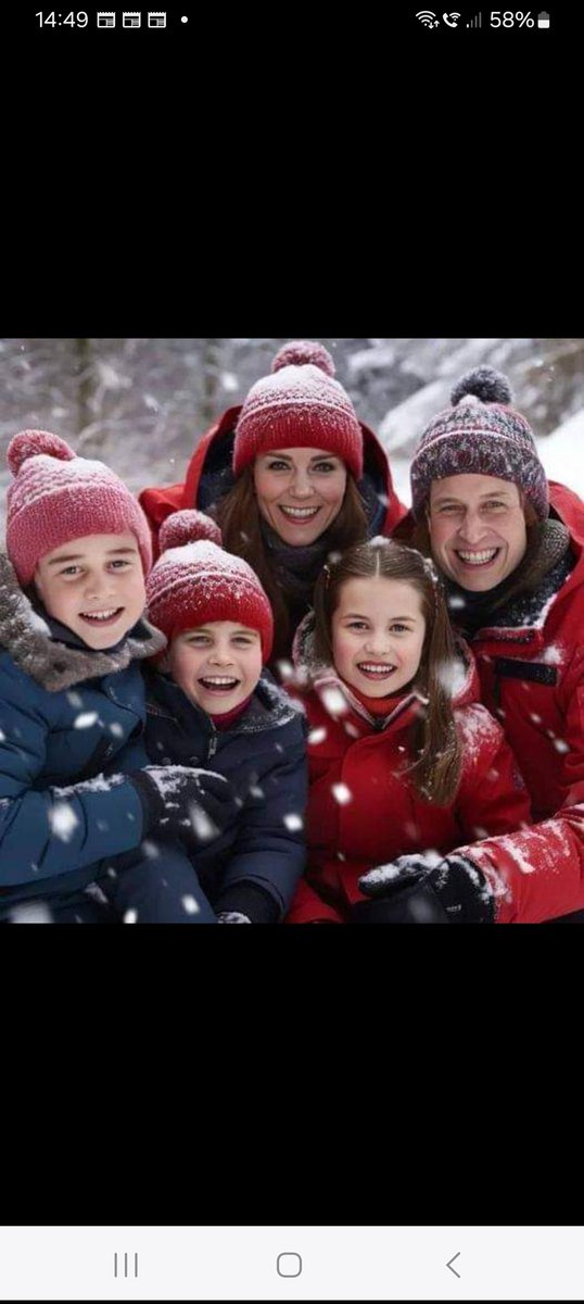 09steffie's tweet photo. I absolutely love this photo of their royal highnesses prince William, princess Catherine, prince George, princess Charlotte and prince Louis. What a beautiful loving family. https://t.co/c0iMeMM28b
