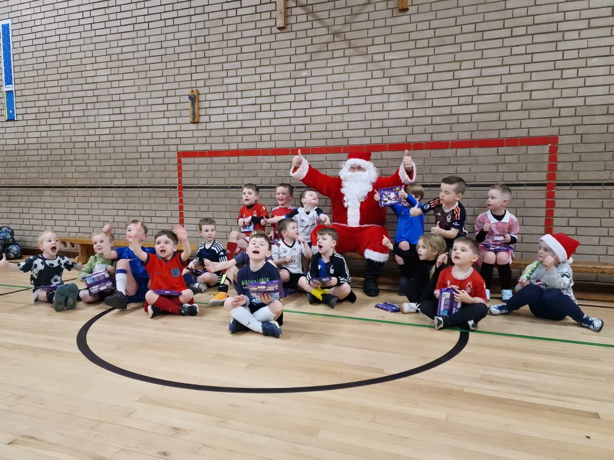 HammersFC1's tweet photo. S A N T A
We had a special visitor to Mini Hammers on Monday π
#minihammers #soccerschool #affordablefootball #hhfc #Upthehammers https://t.co/WqyIhgNtyL